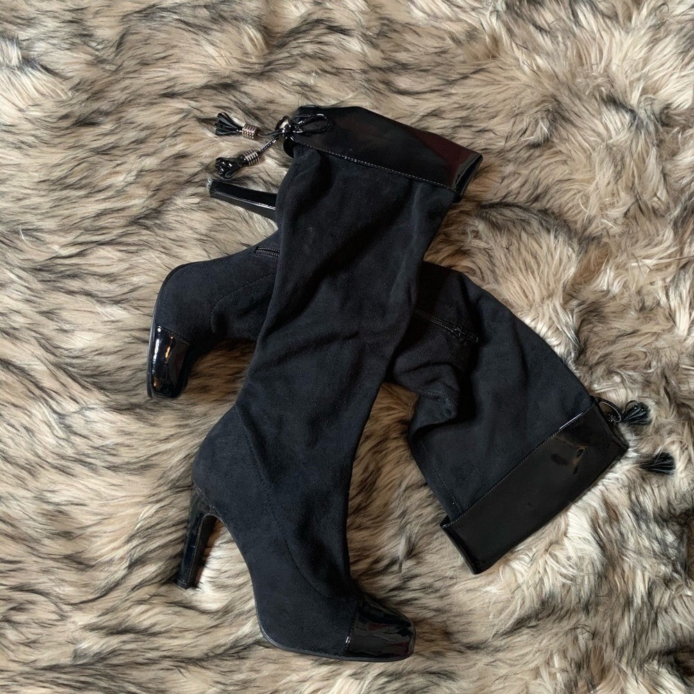 BCBG‎ Knee High Boots Women Size 8 Black Good Cap Toe Tassel Stiletto Heel